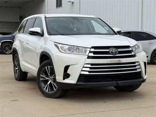 2017 Toyota Highlander LE FWD photo