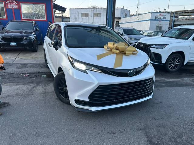 2021 Toyota Sienna LE FWD photo