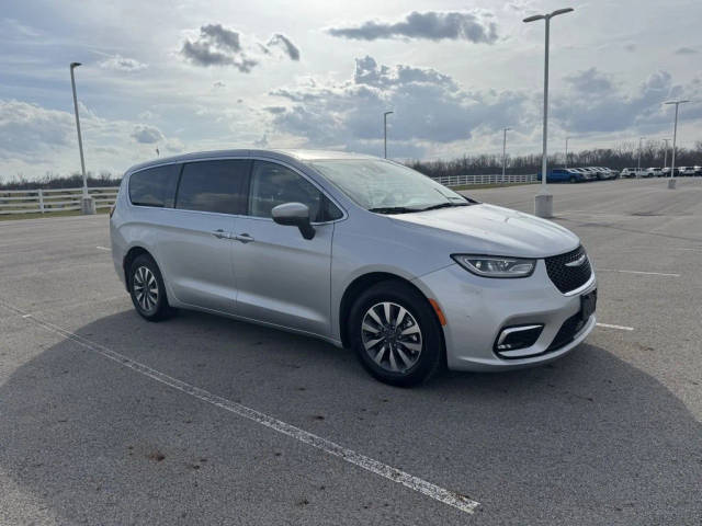 2023 Chrysler Pacifica Minivan Hybrid Touring L FWD photo