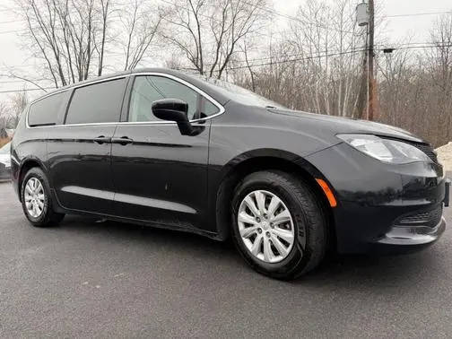 2021 Chrysler Voyager L FWD photo