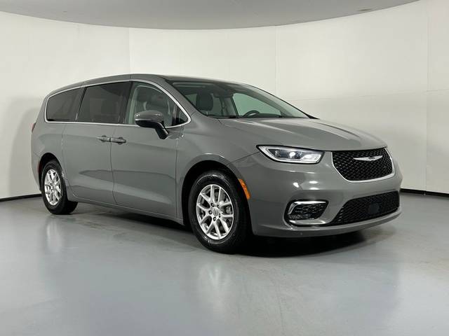 2023 Chrysler Pacifica Minivan Touring L FWD photo