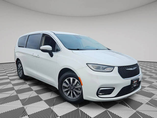 2023 Chrysler Pacifica Minivan Hybrid Touring L FWD photo