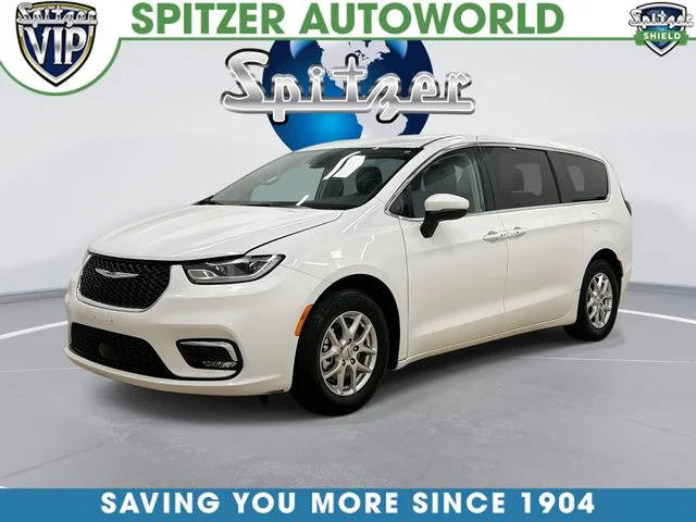 2023 Chrysler Pacifica Minivan Touring L FWD photo