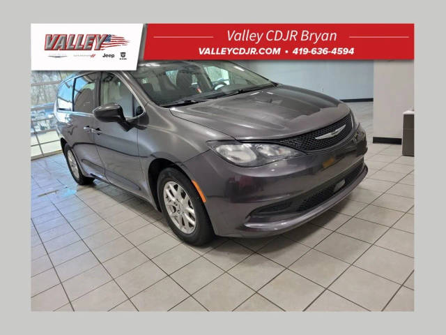 2023 Chrysler Voyager LX FWD photo