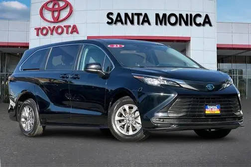 2023 Toyota Sienna LE FWD photo