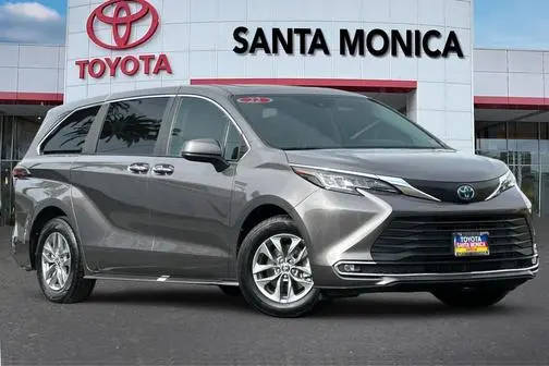 2022 Toyota Sienna XLE FWD photo