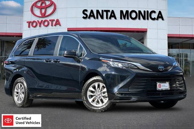 2023 Toyota Sienna LE FWD photo