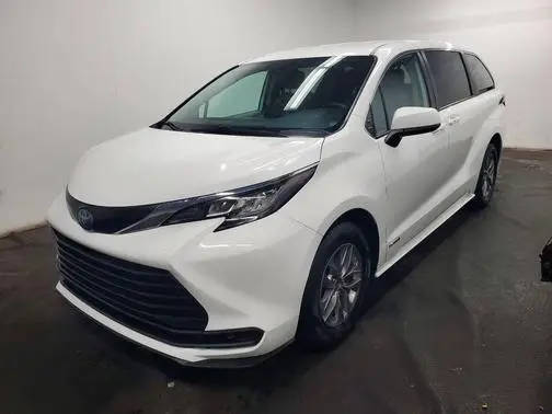 2021 Toyota Sienna LE FWD photo