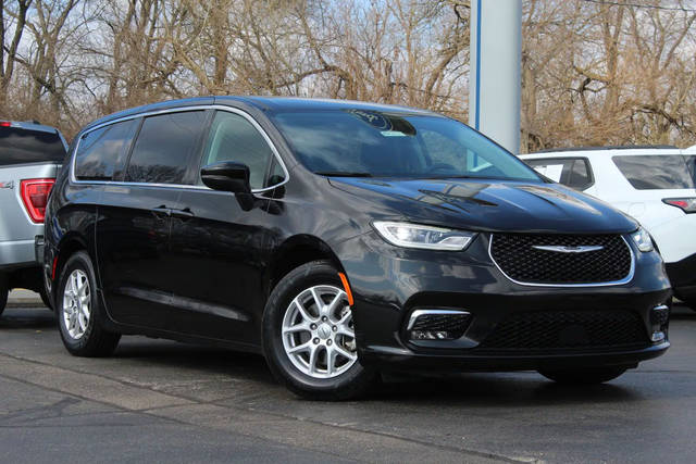 2023 Chrysler Pacifica Minivan Touring L FWD photo