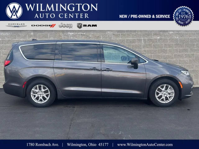 2023 Chrysler Pacifica Minivan Touring L FWD photo