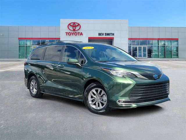 2023 Toyota Sienna XLE FWD photo