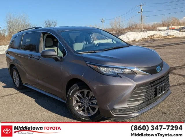 2023 Toyota Sienna LE FWD photo