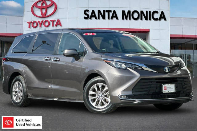 2022 Toyota Sienna XLE FWD photo