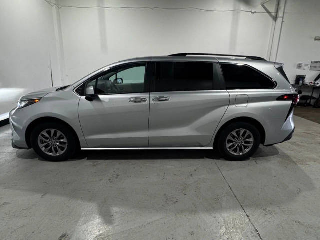 2023 Toyota Sienna XLE FWD photo
