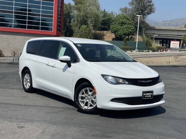 2023 Chrysler Voyager LX FWD photo