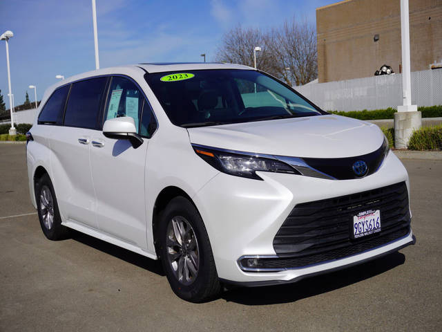 2023 Toyota Sienna XLE AWD photo