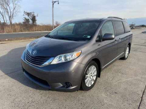 2015 Toyota Sienna LE AWD photo