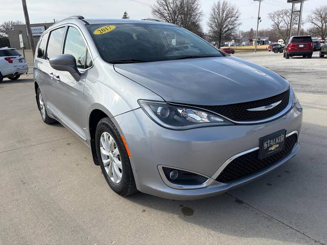 2017 Chrysler Pacifica Minivan Touring-L FWD photo