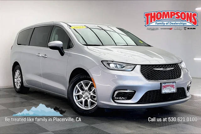 2023 Chrysler Pacifica Minivan Touring L FWD photo
