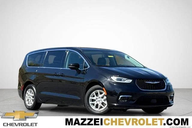 2023 Chrysler Pacifica Minivan Touring L FWD photo