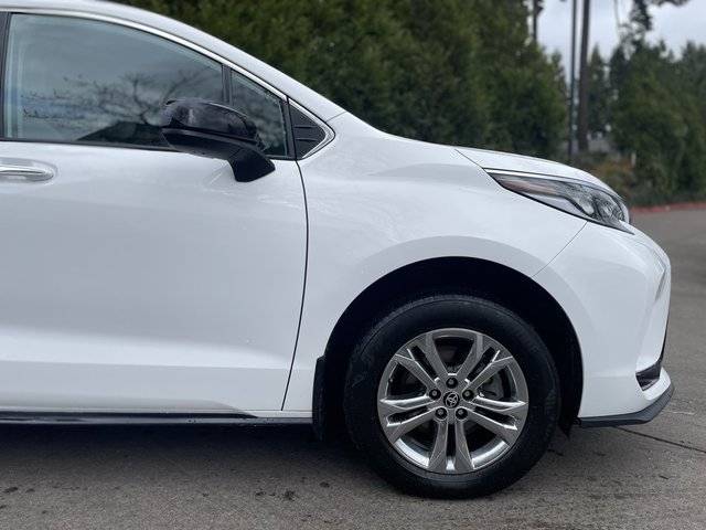 2023 Toyota Sienna LE AWD photo