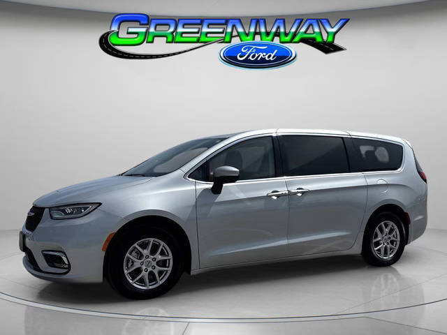 2023 Chrysler Pacifica Minivan Touring L FWD photo