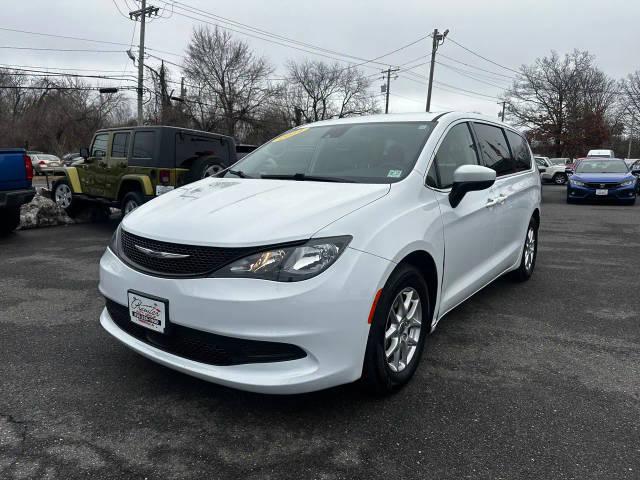 2022 Chrysler Voyager LX FWD photo