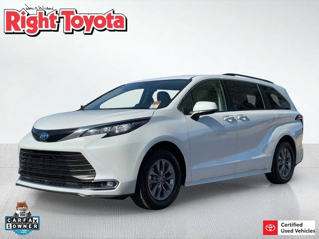 2023 Toyota Sienna XLE FWD photo