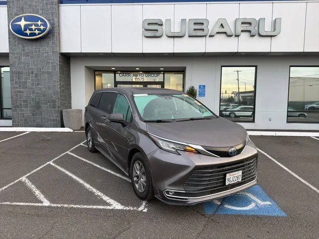 2022 Toyota Sienna XLE FWD photo