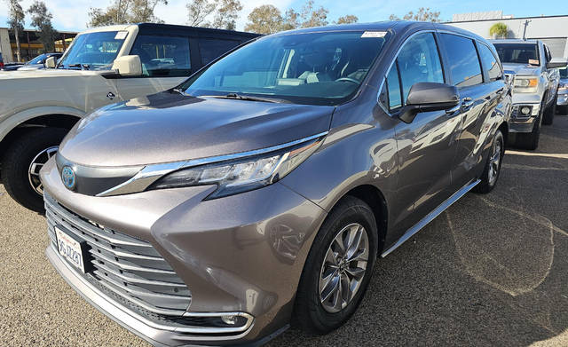2022 Toyota Sienna XLE FWD photo