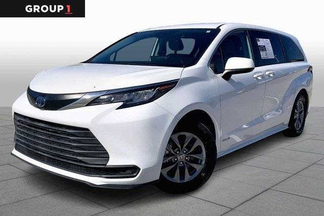 2021 Toyota Sienna LE FWD photo