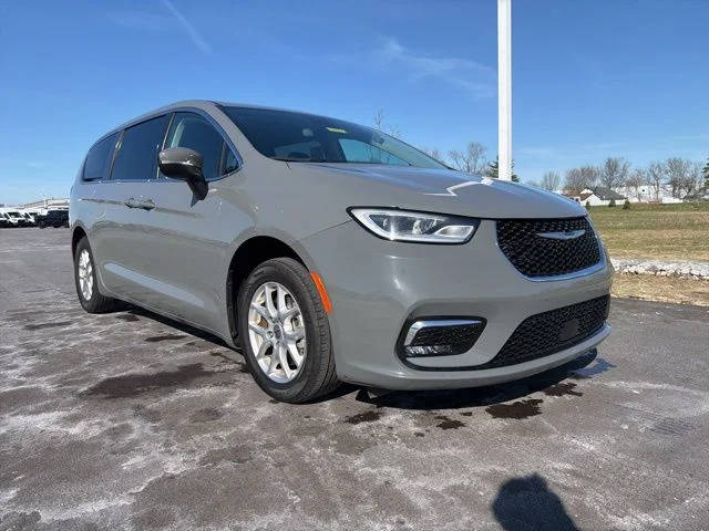 2023 Chrysler Pacifica Minivan Touring L FWD photo