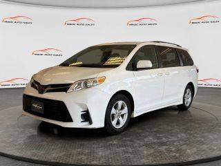 2019 Toyota Sienna LE FWD photo