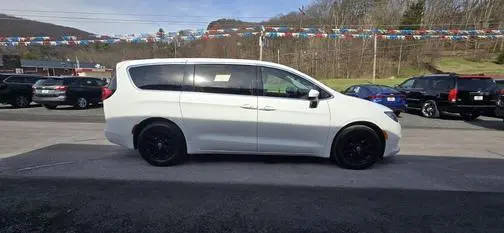 2022 Chrysler Voyager LX FWD photo