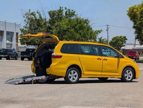 2018 Toyota Sienna L FWD photo