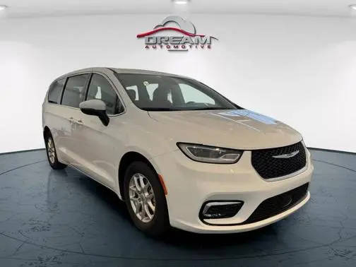 2023 Chrysler Pacifica Minivan Touring L FWD photo