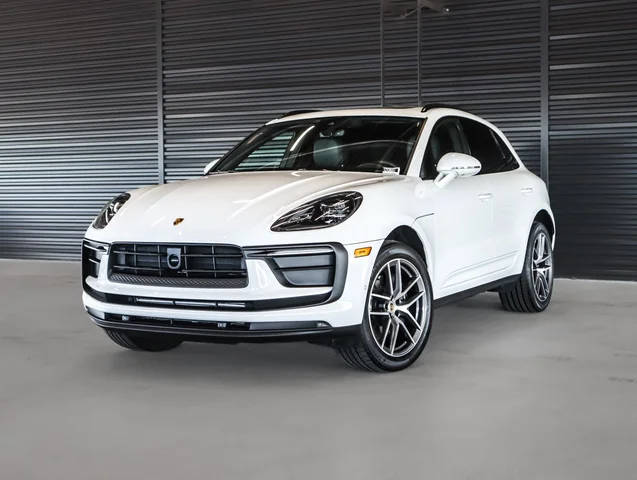 2022 Porsche Macan  AWD photo
