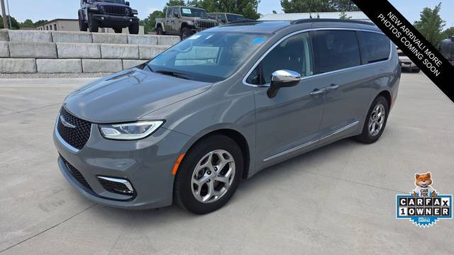 2023 Chrysler Pacifica Minivan Limited FWD photo