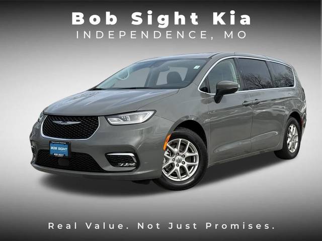 2023 Chrysler Pacifica Minivan Touring L FWD photo