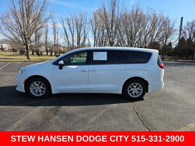 2023 Chrysler Pacifica Minivan Touring L FWD photo