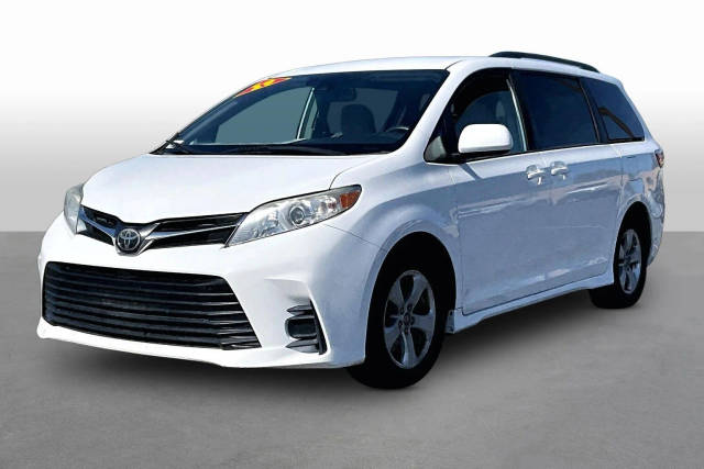 2019 Toyota Sienna LE FWD photo