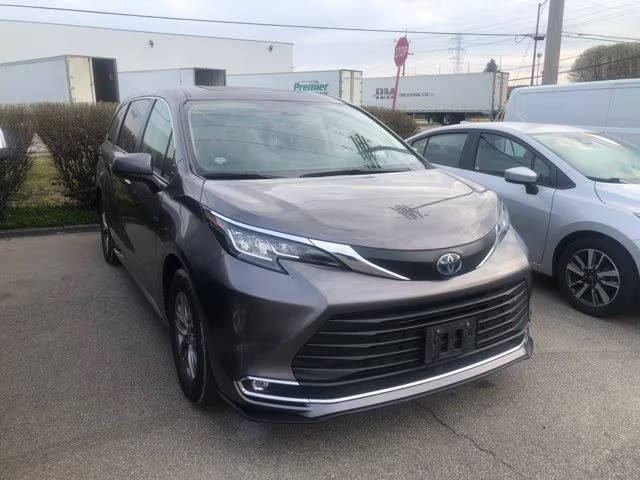 2023 Toyota Sienna XLE FWD photo