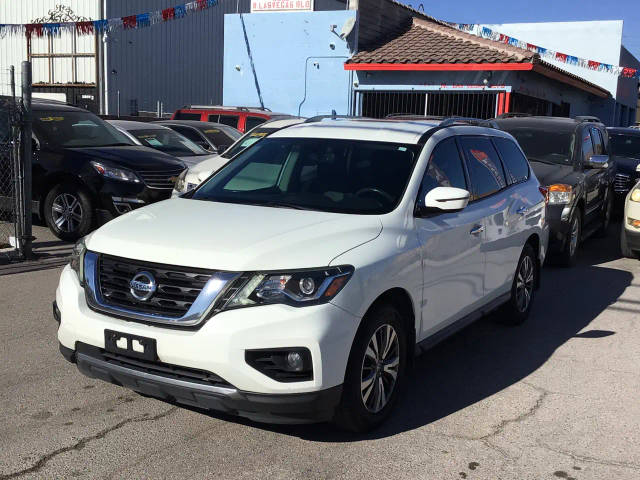 2017 Nissan Pathfinder Platinum FWD photo