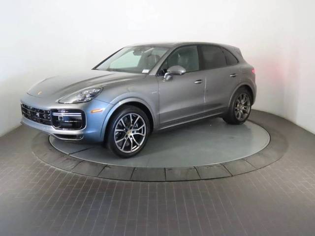 2023 Porsche Cayenne Turbo S E-Hybrid AWD photo