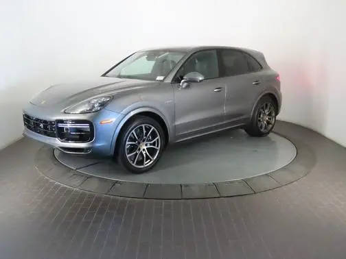 2023 Porsche Cayenne Turbo S E-Hybrid AWD photo