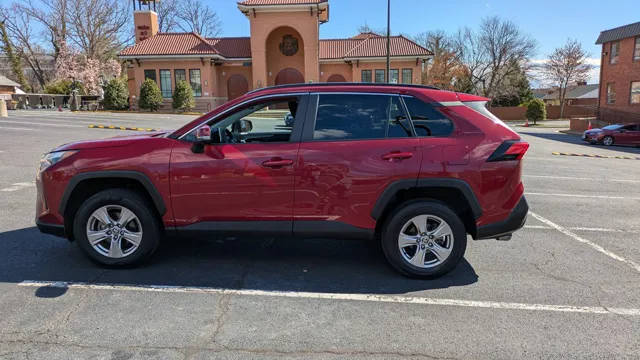 2023 Toyota RAV4 XLE FWD photo