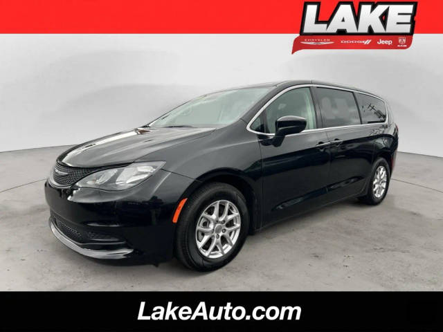 2023 Chrysler Voyager LX FWD photo