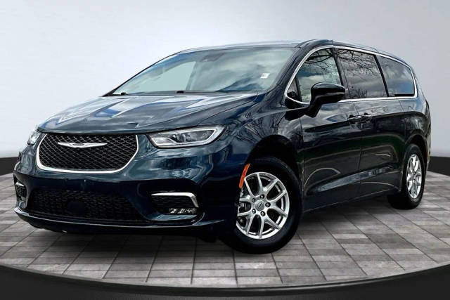 2023 Chrysler Pacifica Minivan Touring L FWD photo