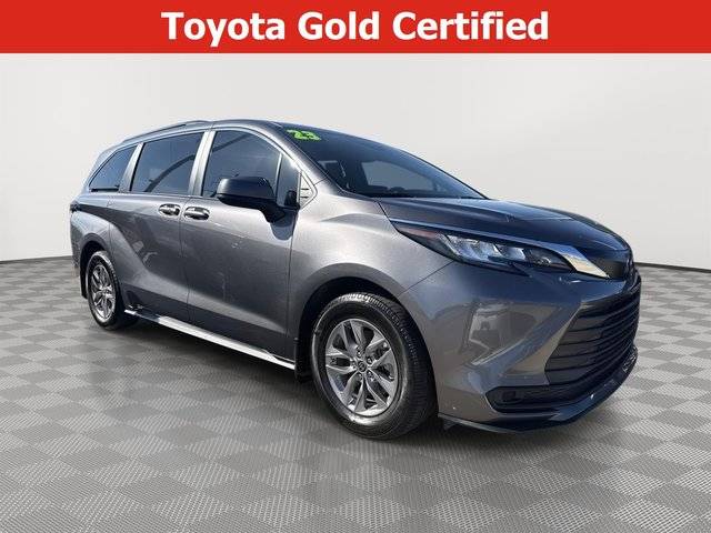 2023 Toyota Sienna LE FWD photo