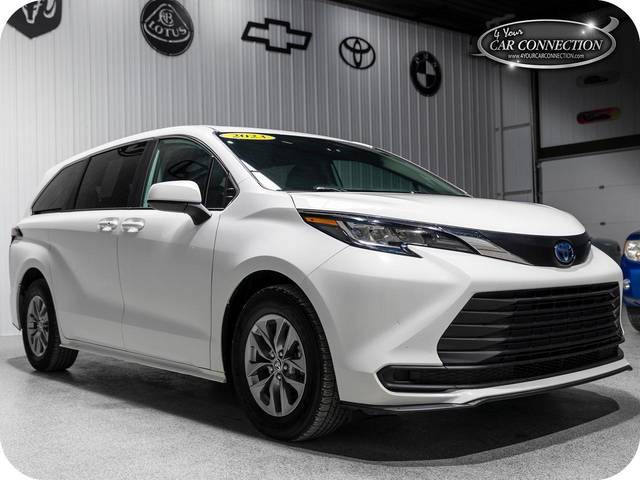2023 Toyota Sienna LE FWD photo